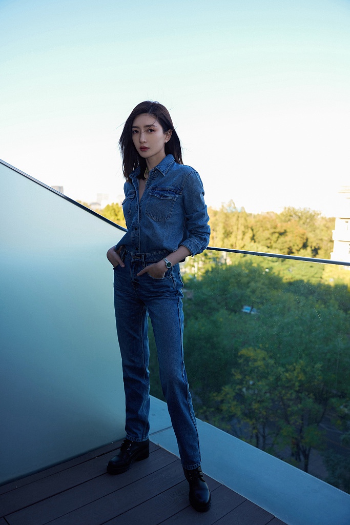 江疏影牛仔套装又美又飒写真美照