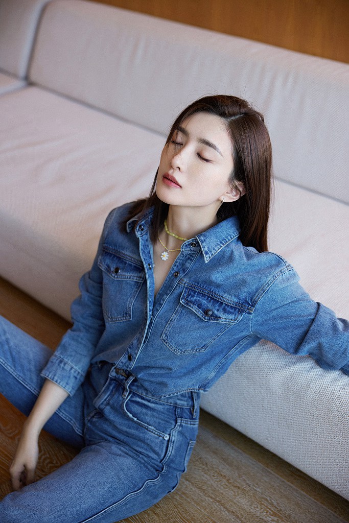 江疏影牛仔套装又美又飒写真美照