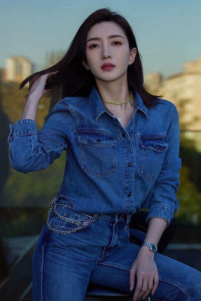 江疏影牛仔套装又美又飒写真美照