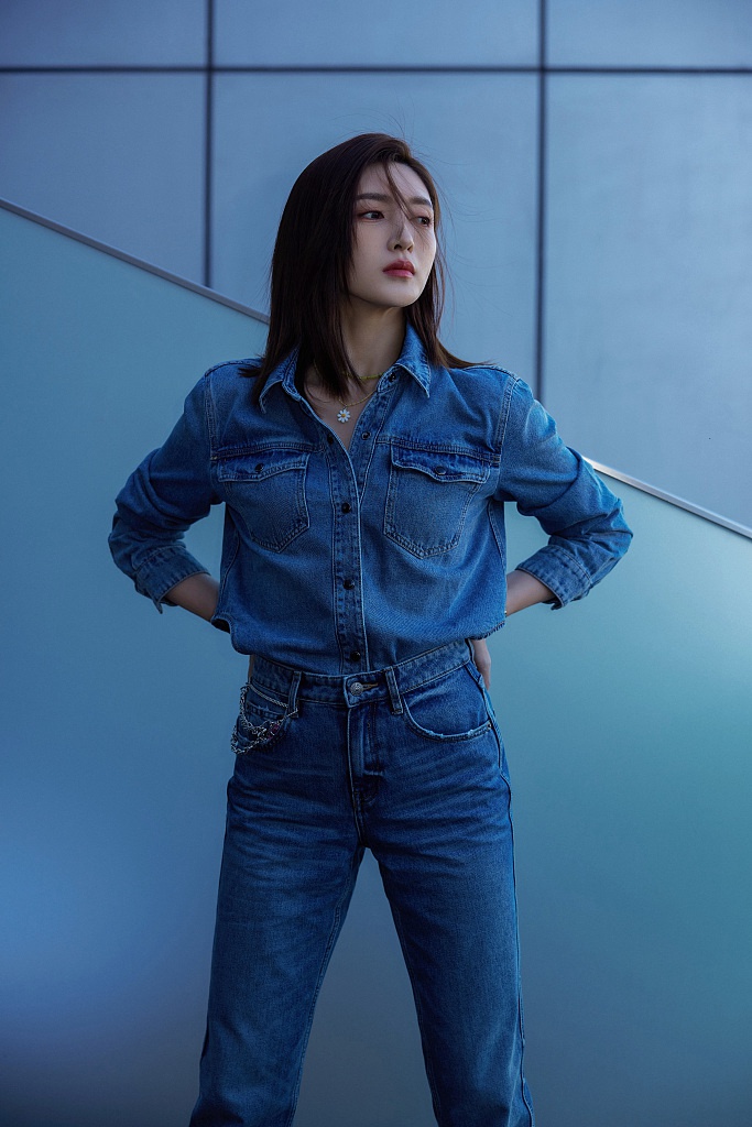 江疏影牛仔套装又美又飒写真美照