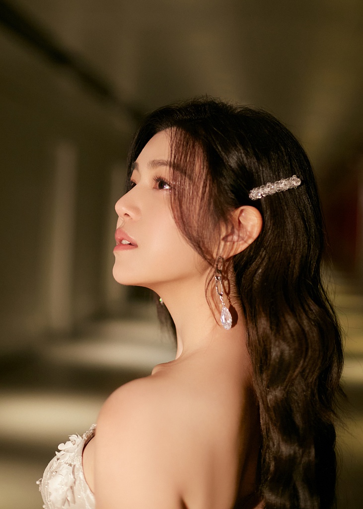 陈妍希抹胸长裙尽显温柔迷人写真