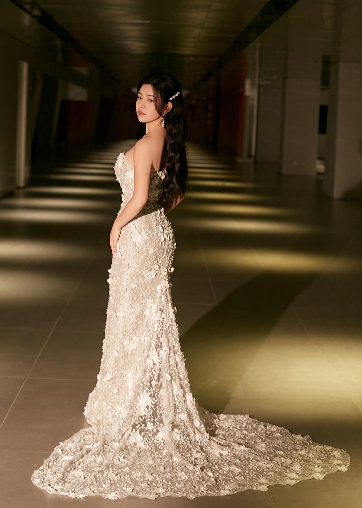 陈妍希抹胸长裙尽显温柔迷人写真