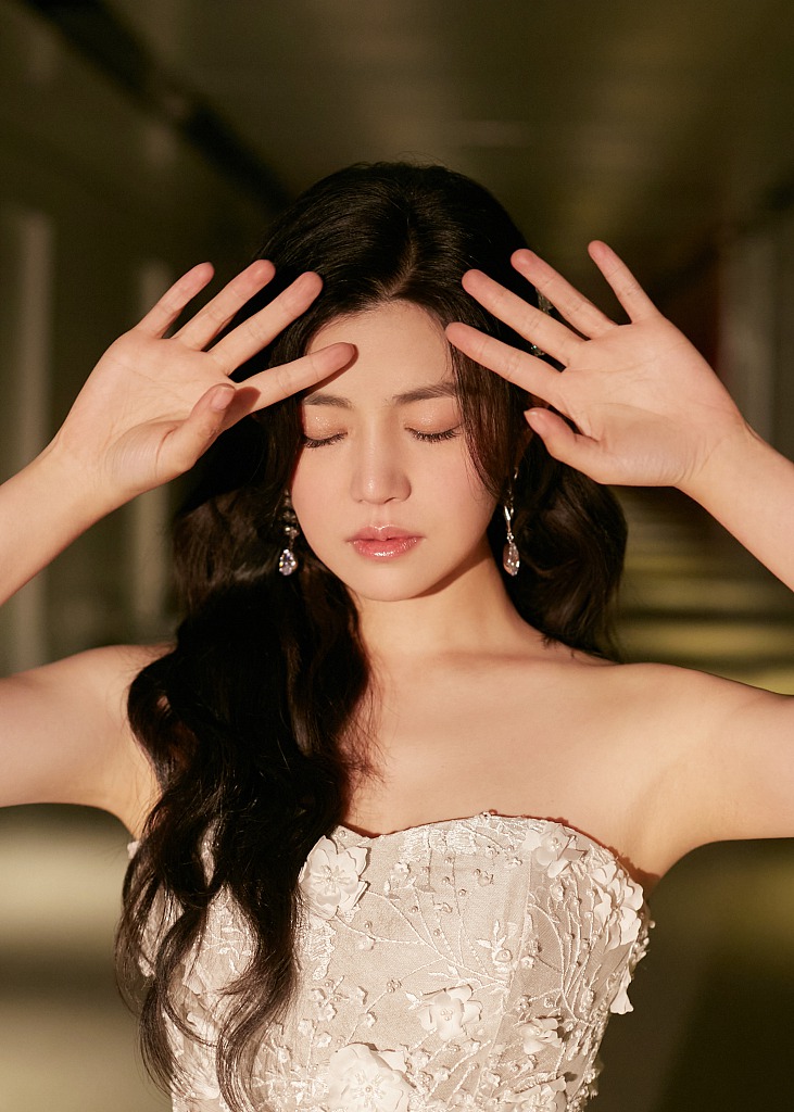 陈妍希抹胸长裙尽显温柔迷人写真