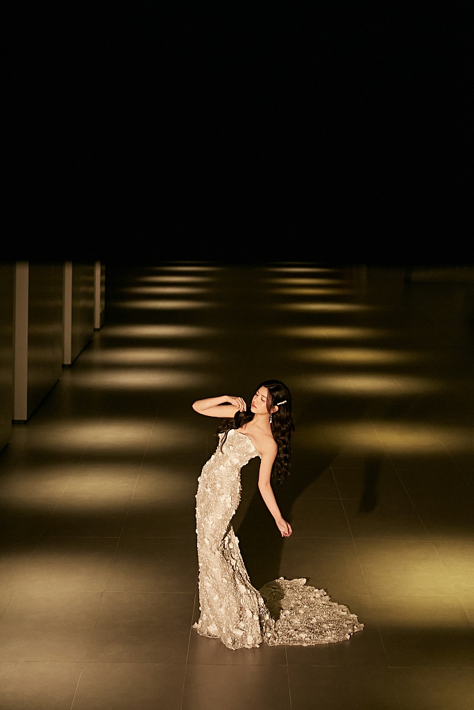 陈妍希抹胸长裙尽显温柔迷人写真