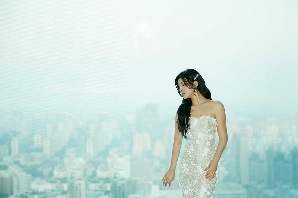 陈妍希抹胸长裙尽显温柔迷人写真
