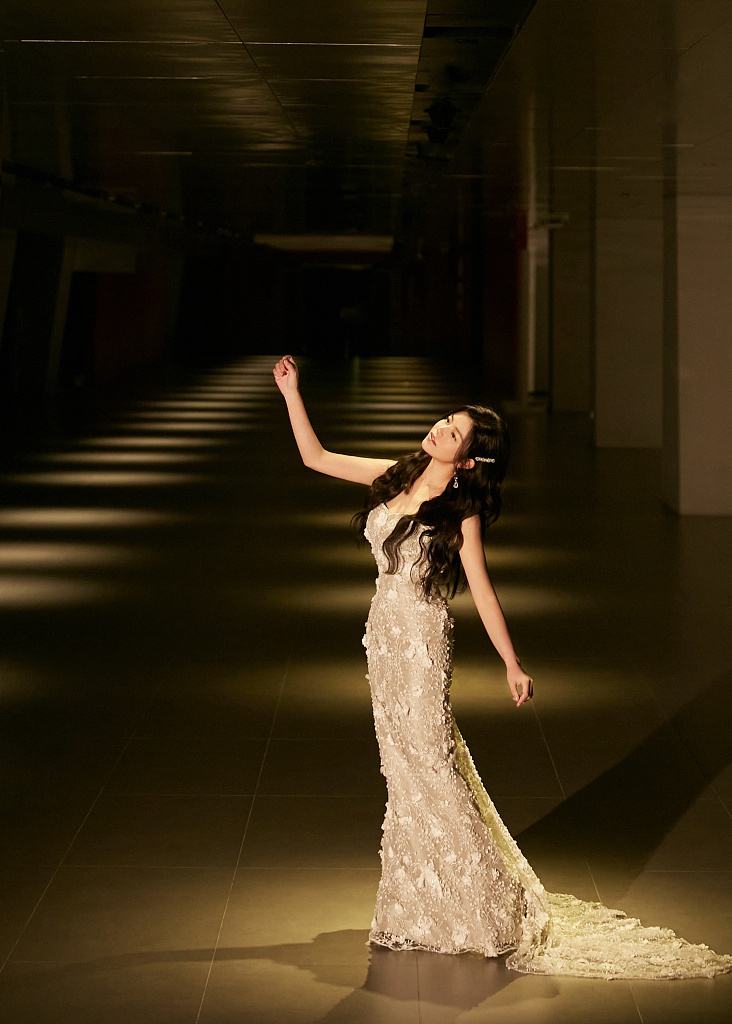 陈妍希抹胸长裙尽显温柔迷人写真