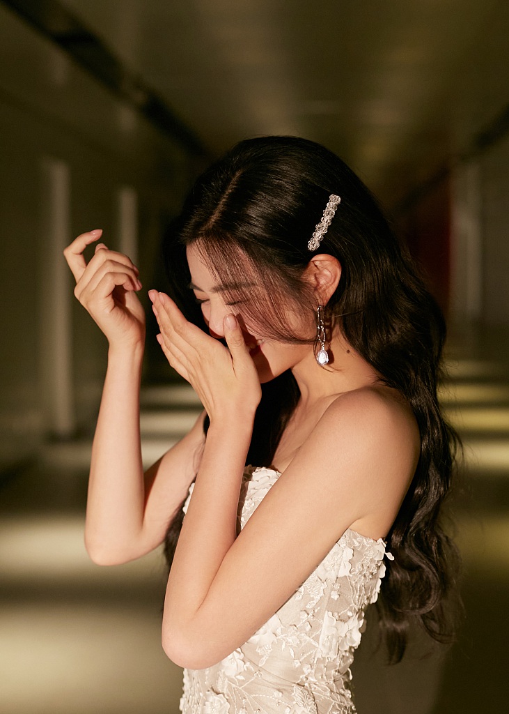 陈妍希抹胸长裙尽显温柔迷人写真
