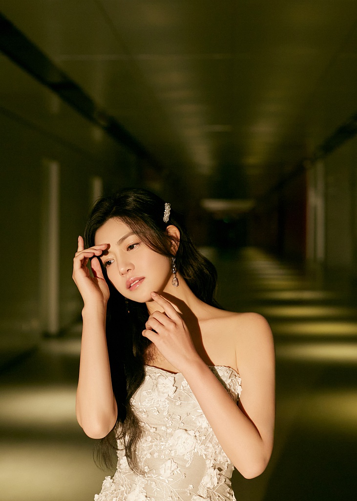 陈妍希抹胸长裙尽显温柔迷人写真