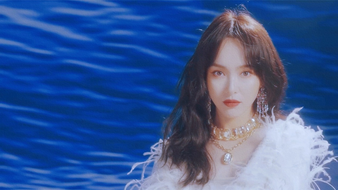 唐嫣《嘉人》化身优雅美人鱼写真大片