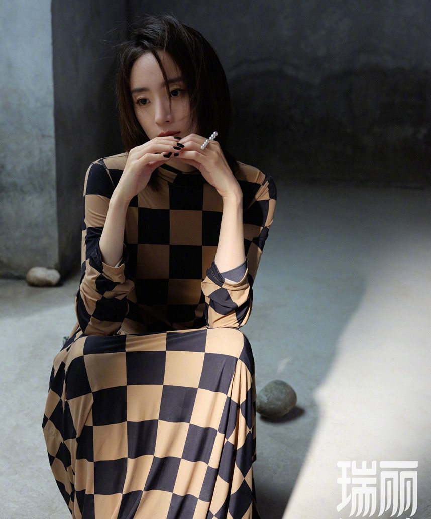 胡冰卿情绪氛围封面面容冷峻气质超然