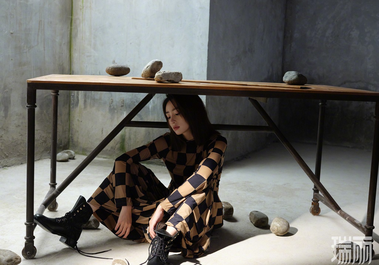 胡冰卿情绪氛围封面面容冷峻气质超然