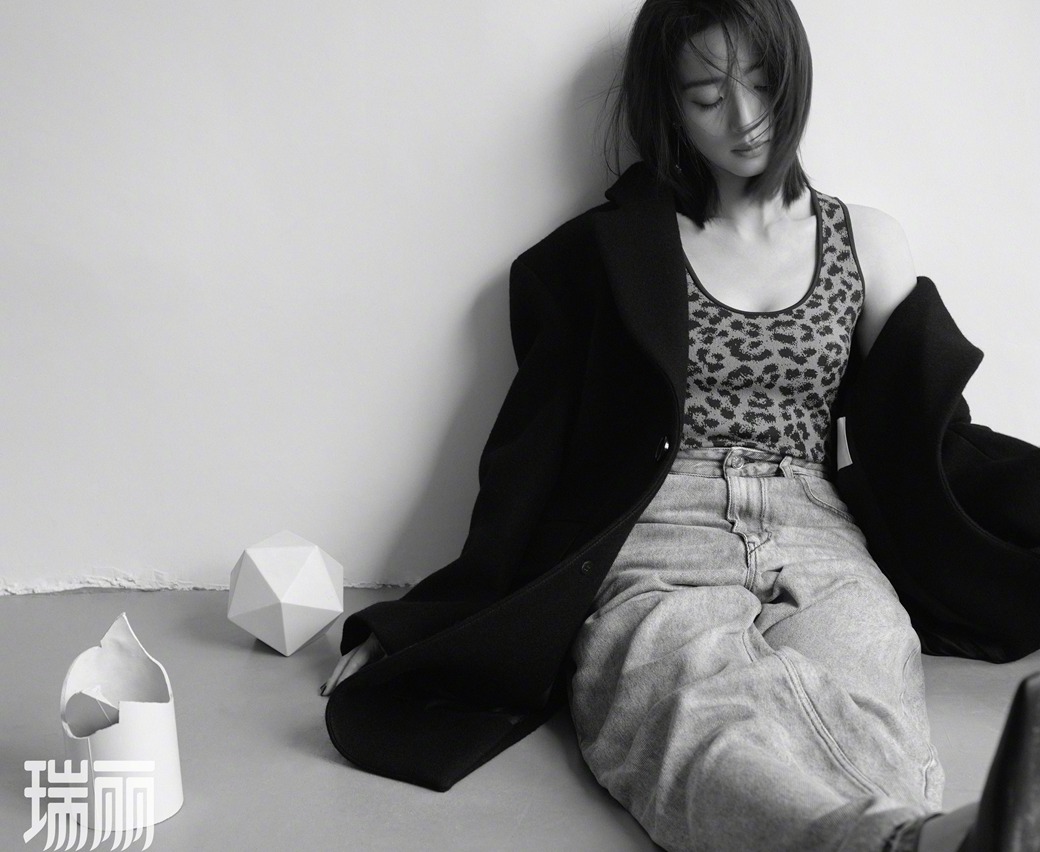 胡冰卿情绪氛围封面面容冷峻气质超然