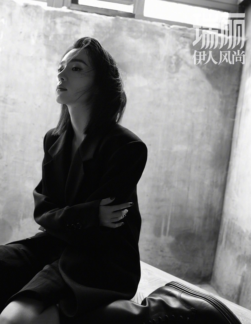 胡冰卿情绪氛围封面面容冷峻气质超然