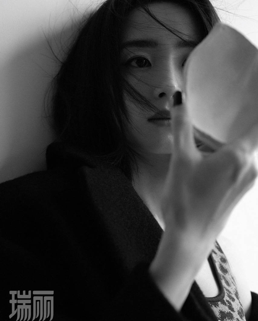 胡冰卿情绪氛围封面面容冷峻气质超然
