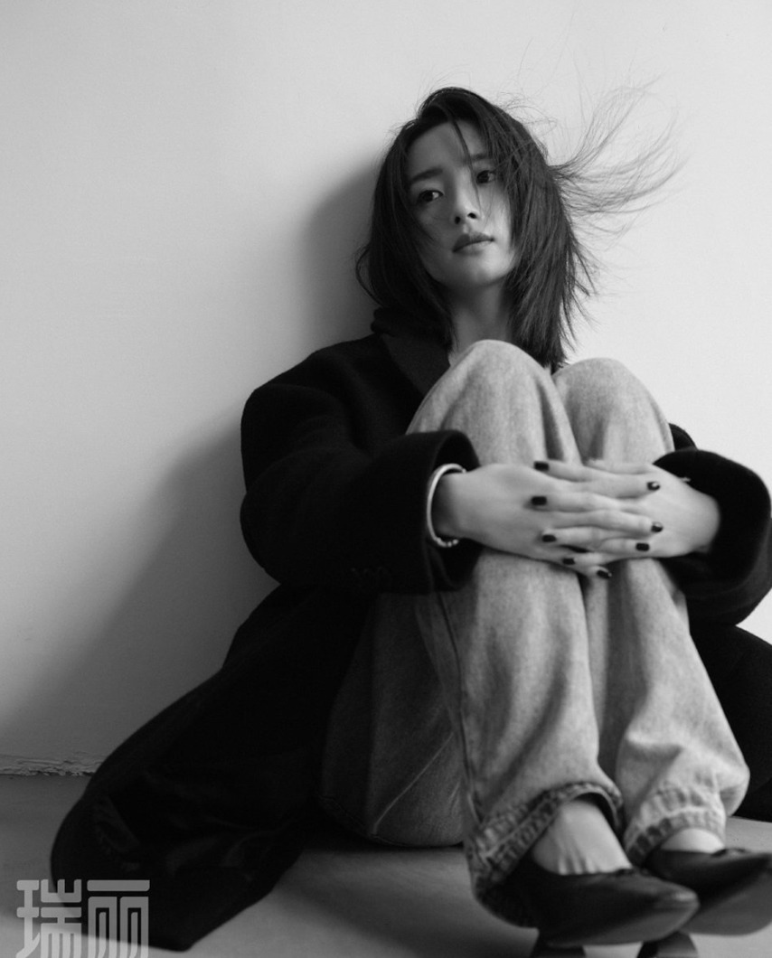 胡冰卿情绪氛围封面面容冷峻气质超然