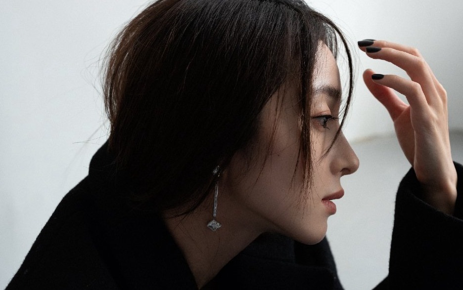 胡冰卿情绪氛围封面面容冷峻气质超然