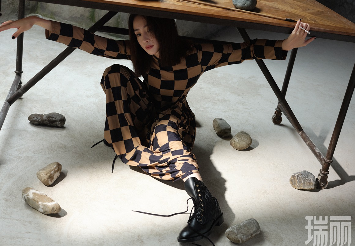 胡冰卿情绪氛围封面面容冷峻气质超然