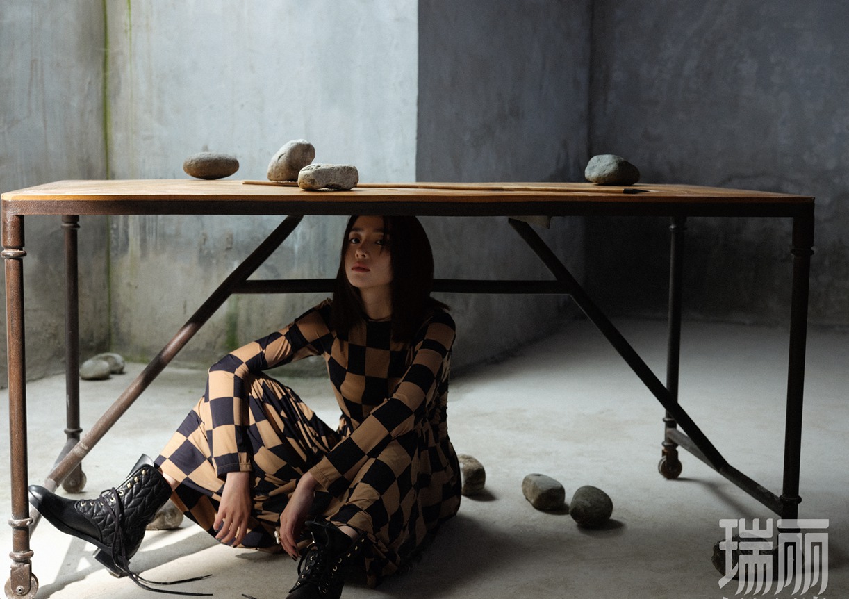 胡冰卿情绪氛围封面面容冷峻气质超然