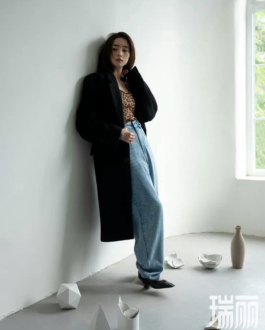 胡冰卿情绪氛围封面面容冷峻气质超然