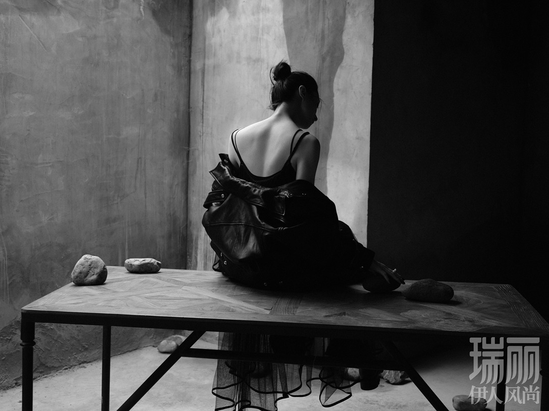 胡冰卿情绪氛围封面面容冷峻气质超然