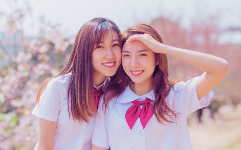 jk制服美女姐妹花樱花树下写真