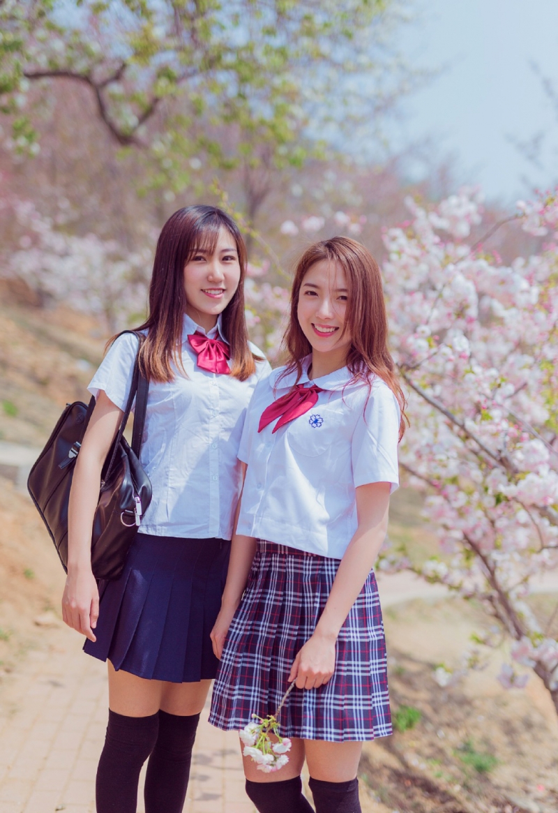 jk制服美女姐妹花樱花树下写真
