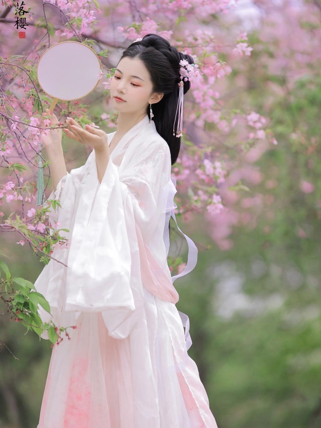 古装美女樱花树下唯美浪漫写真
