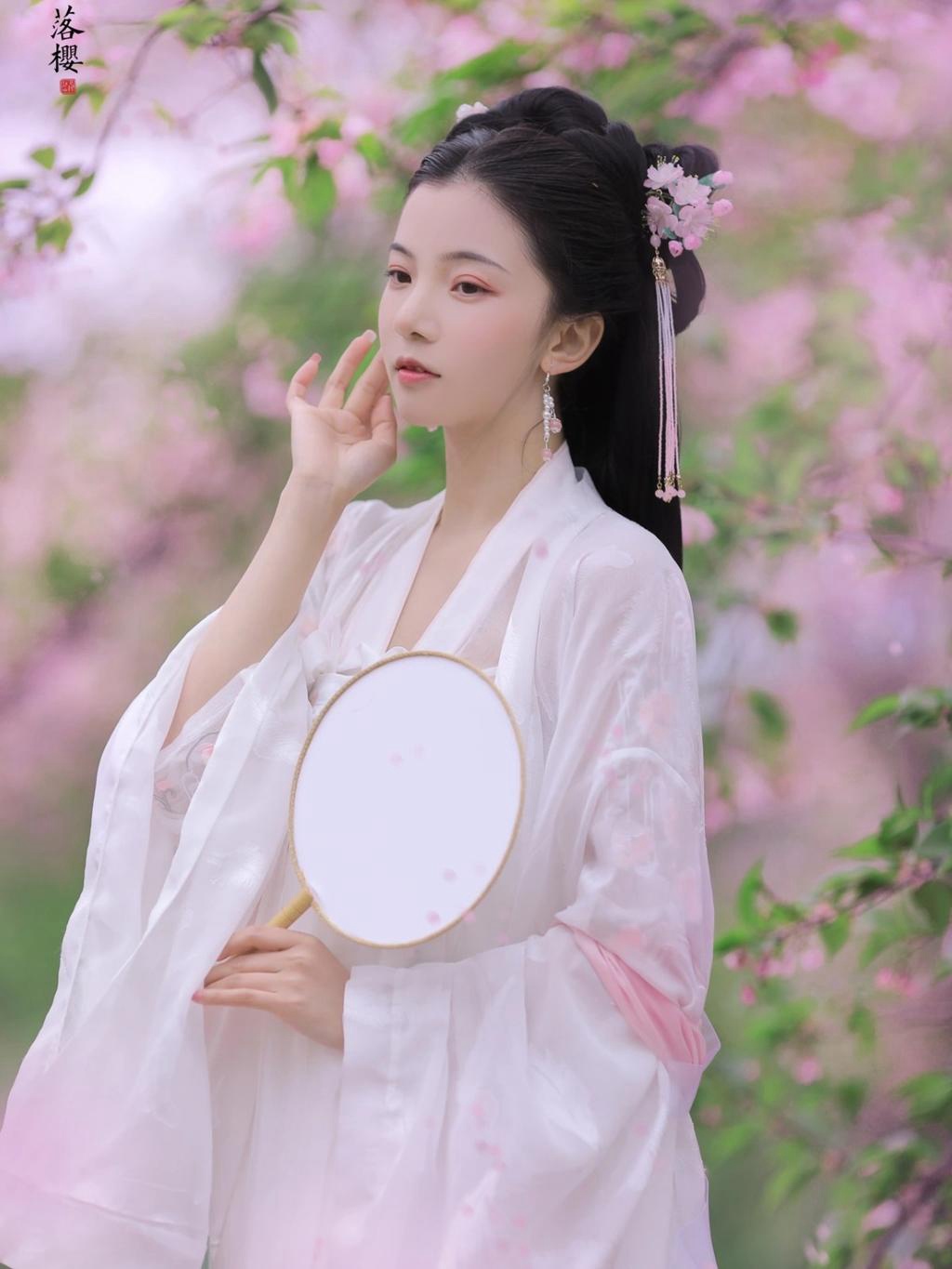 古装美女樱花树下唯美浪漫写真