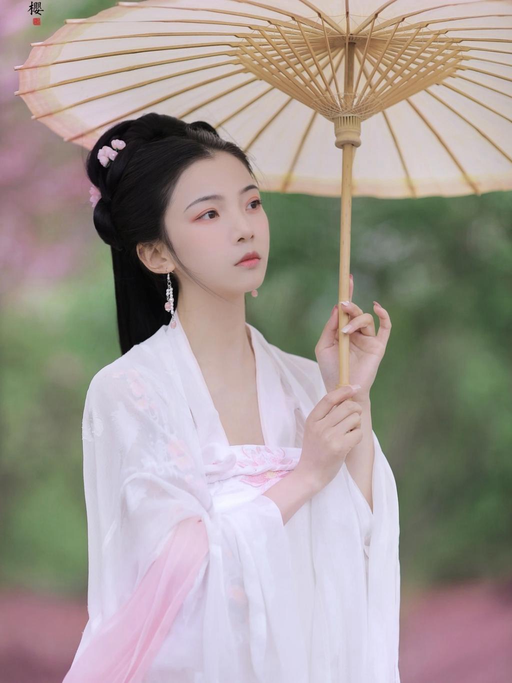 古装美女樱花树下唯美浪漫写真