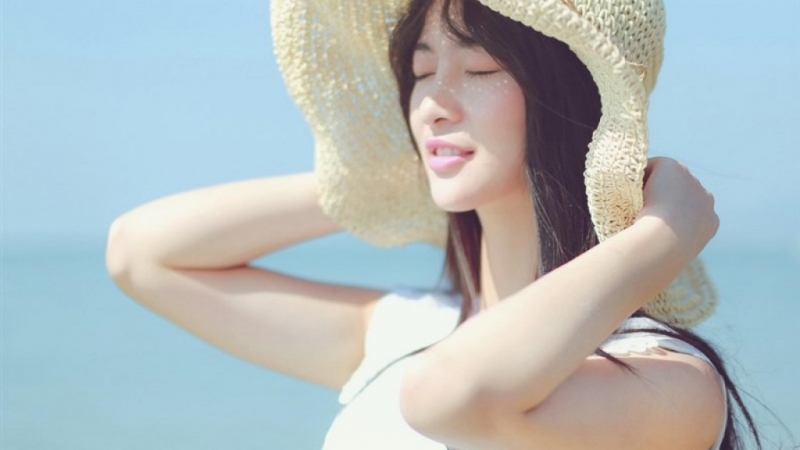 海边美女长发飘飘唯美动人写真