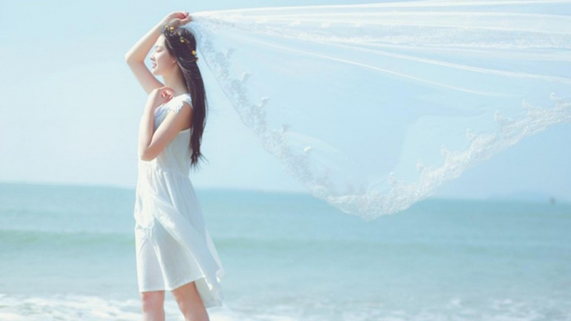 海边美女长发飘飘唯美动人写真