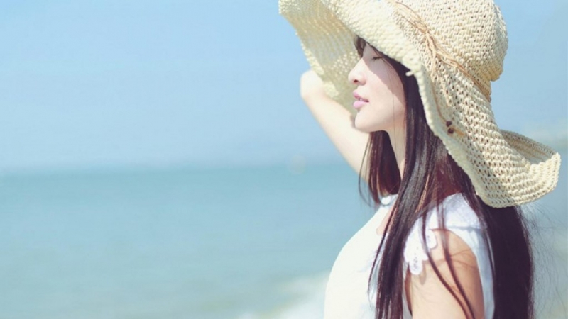 海边美女长发飘飘唯美动人写真