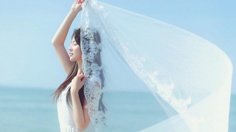 海边美女长发飘飘唯美动人写真