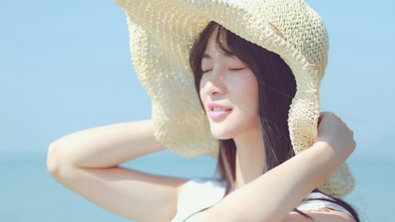 海边美女长发飘飘唯美动人写真