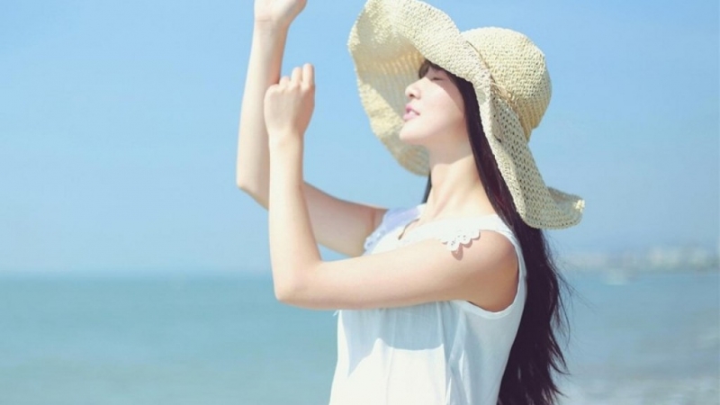 海边美女长发飘飘唯美动人写真