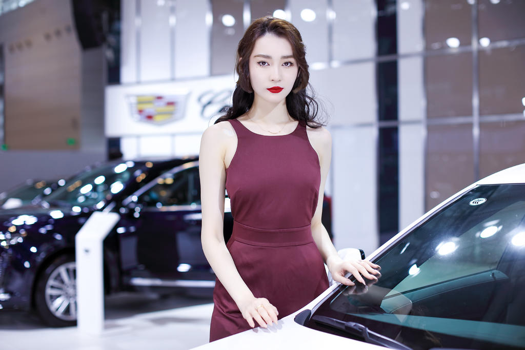 高挑有型美女车模红唇雪肤私拍