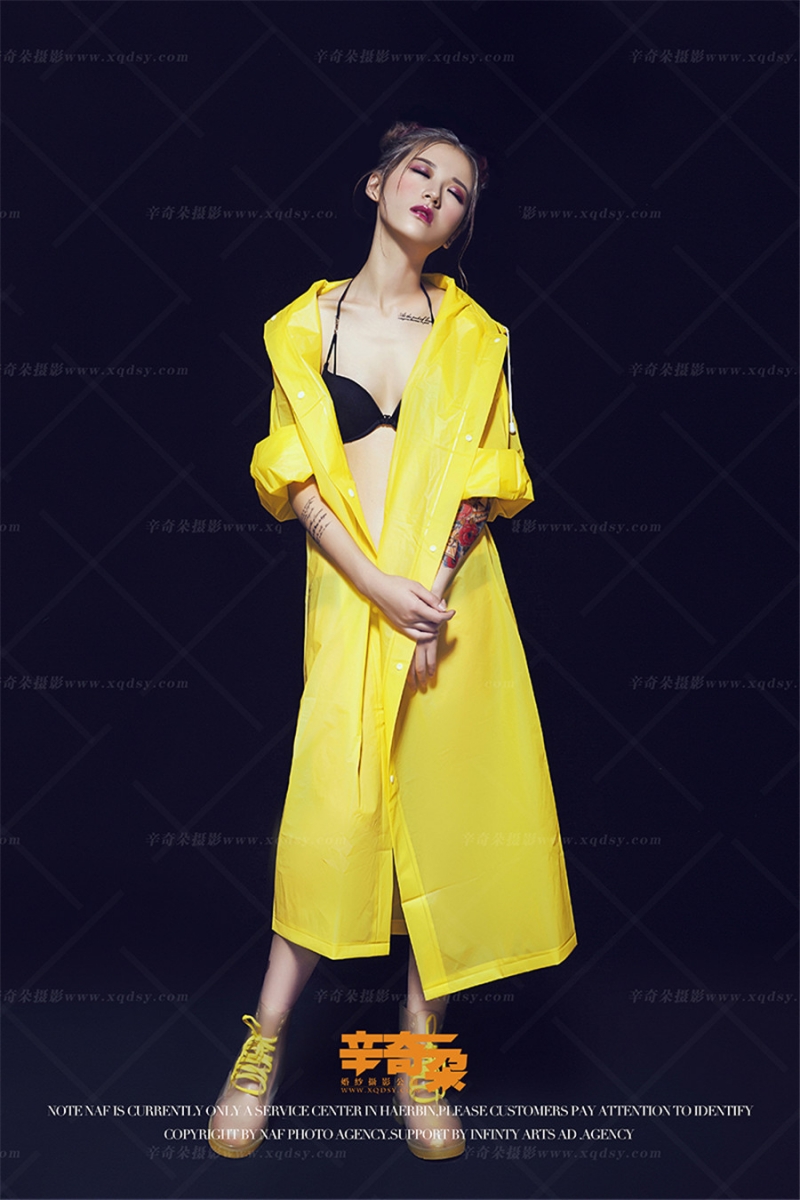 性感美女吊带内衣前凸后翘辣图