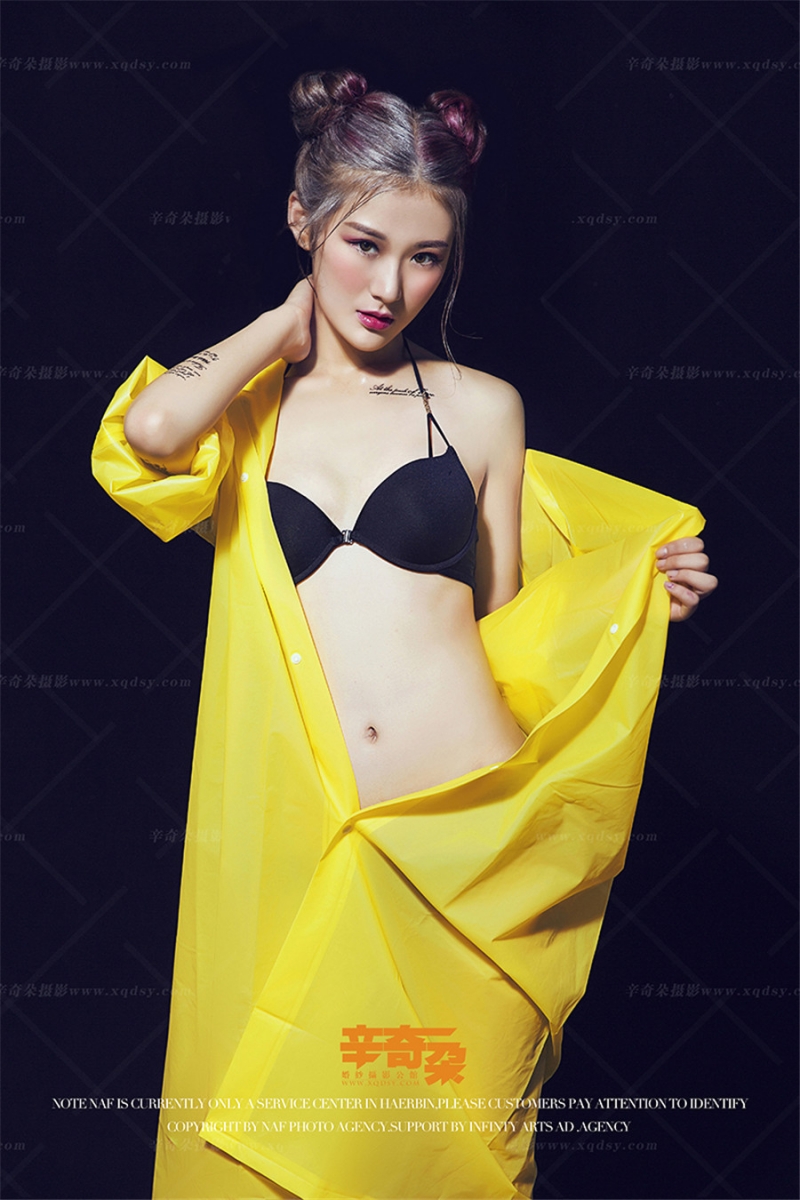 性感美女吊带内衣前凸后翘辣图