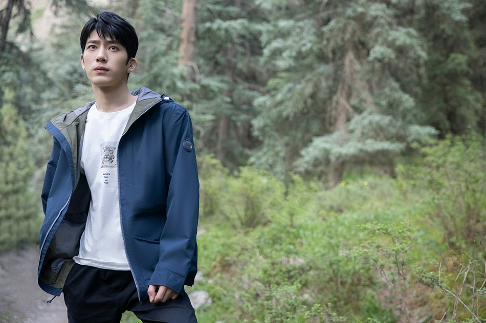 井柏然守护高山精灵青春帅气写真