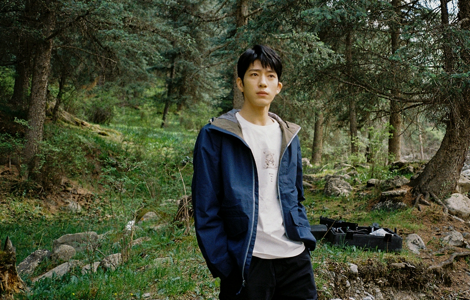 井柏然守护高山精灵青春帅气写真