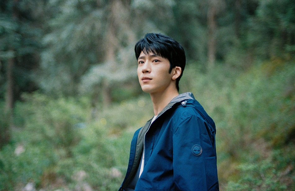 井柏然守护高山精灵青春帅气写真
