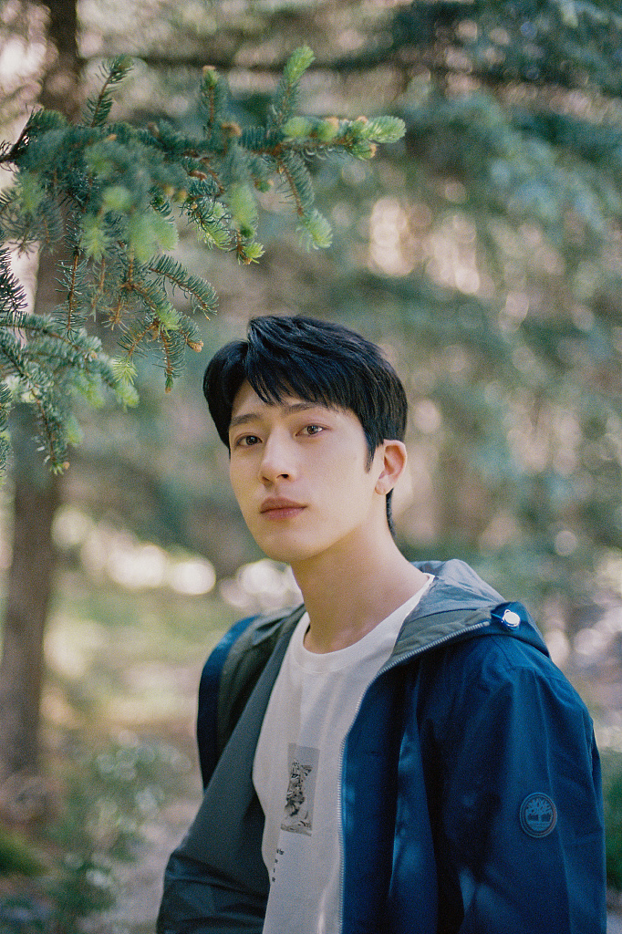 井柏然守护高山精灵青春帅气写真