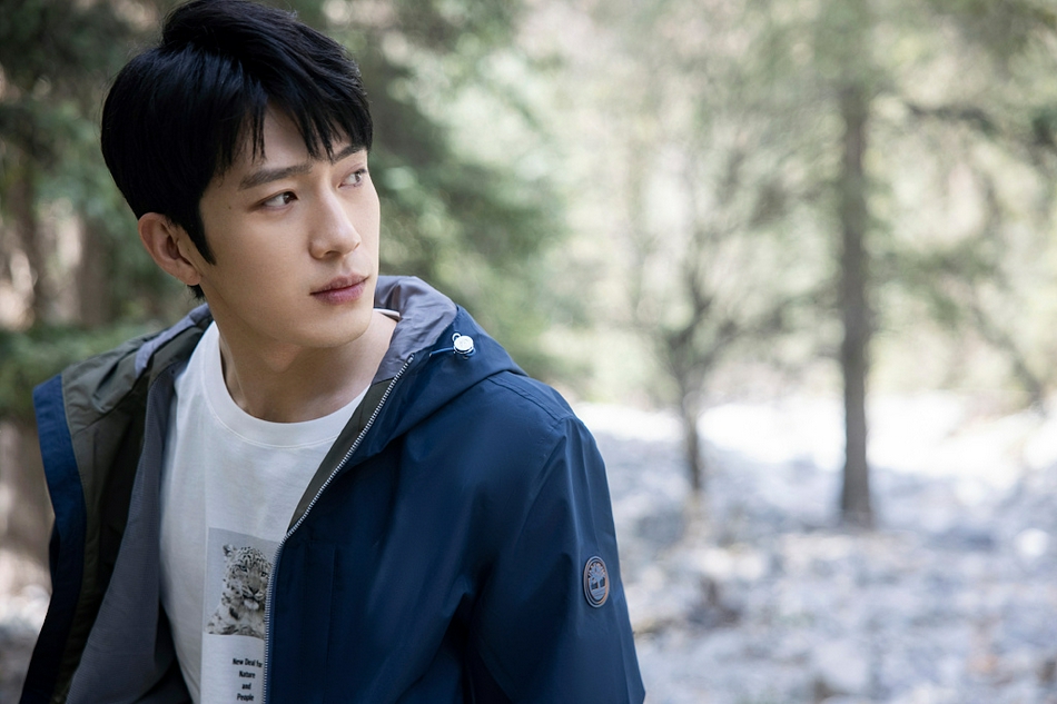 井柏然守护高山精灵青春帅气写真