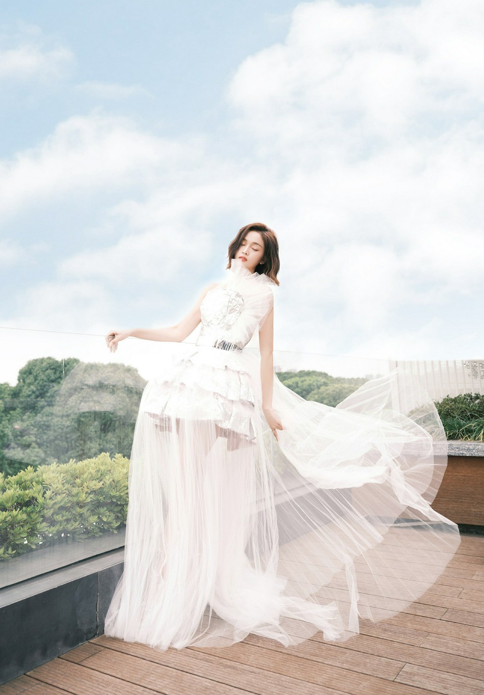 吴宣仪白色抹胸纱裙大秀美背写真