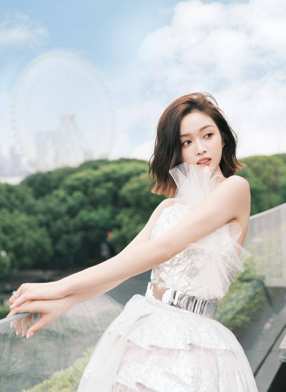 吴宣仪白色抹胸纱裙大秀美背写真