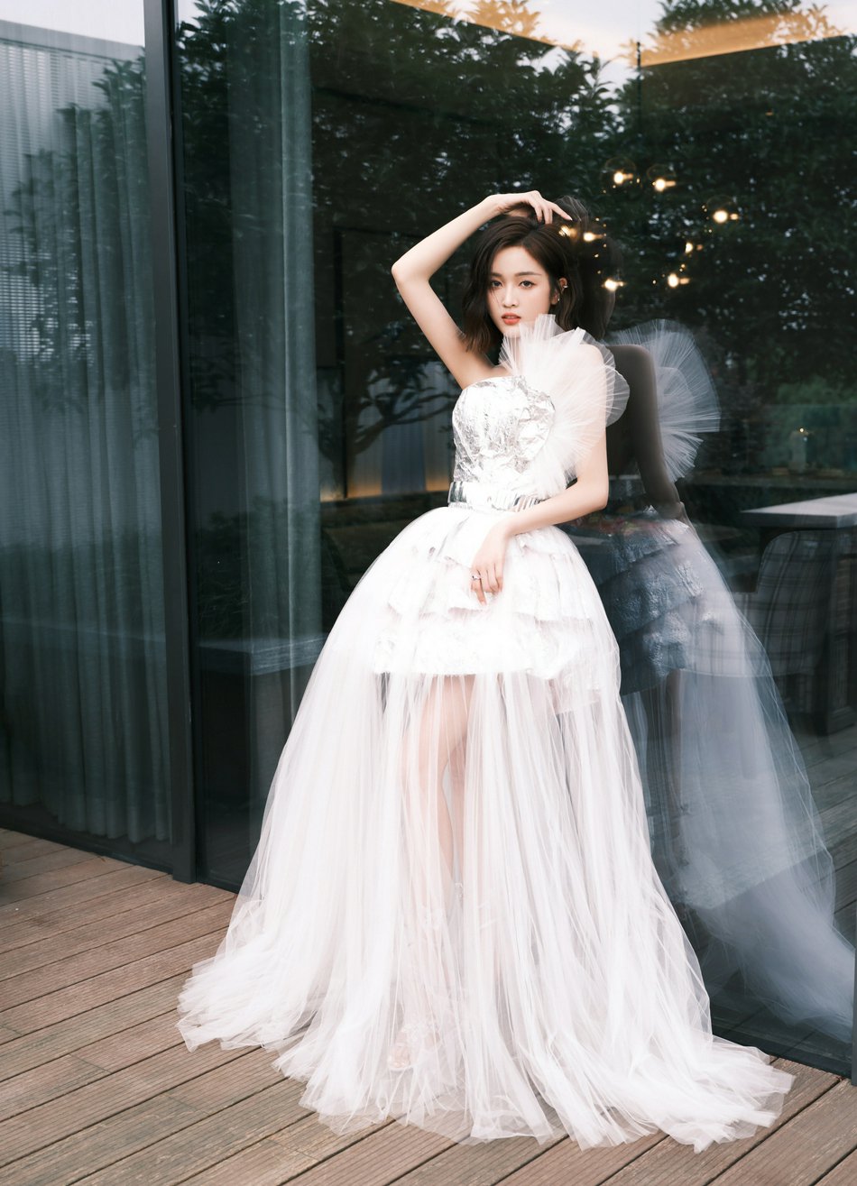 吴宣仪白色抹胸纱裙大秀美背写真