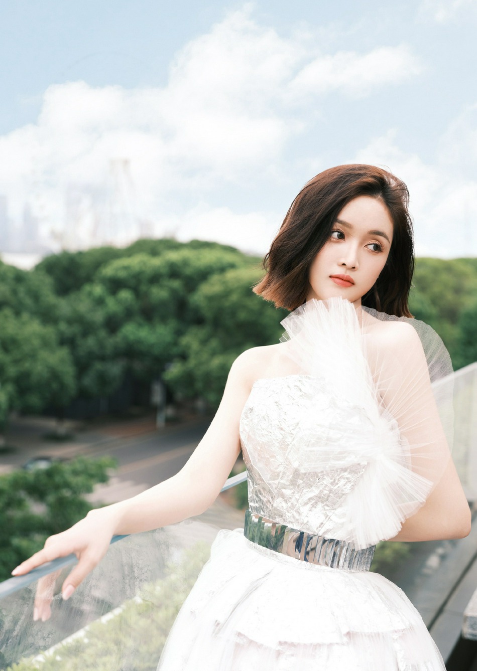 吴宣仪白色抹胸纱裙大秀美背写真