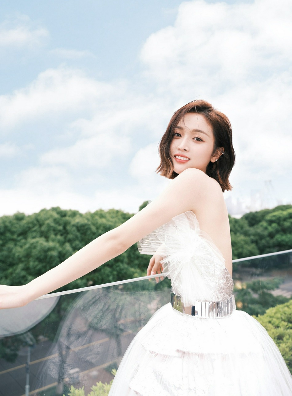 吴宣仪白色抹胸纱裙大秀美背写真