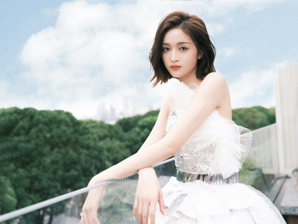 吴宣仪白色抹胸纱裙大秀美背写真