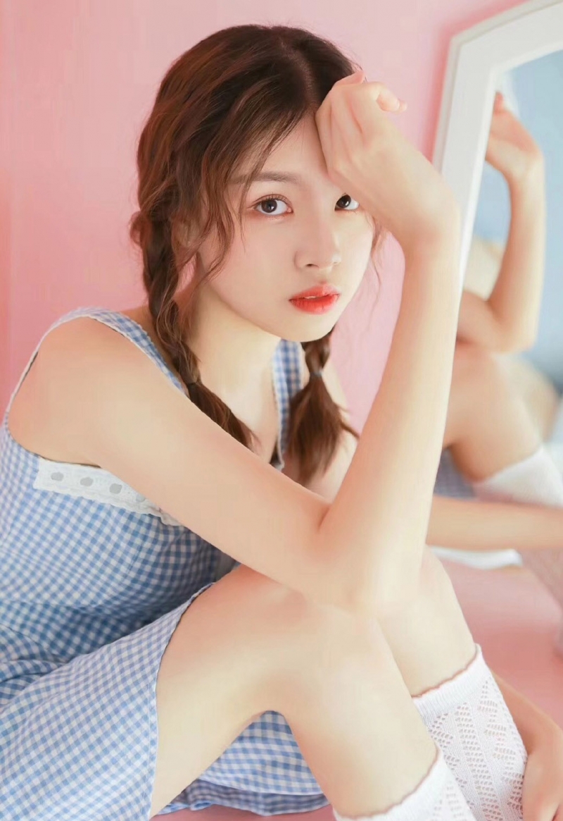 麻花辫美少女白丝美腿私房写真